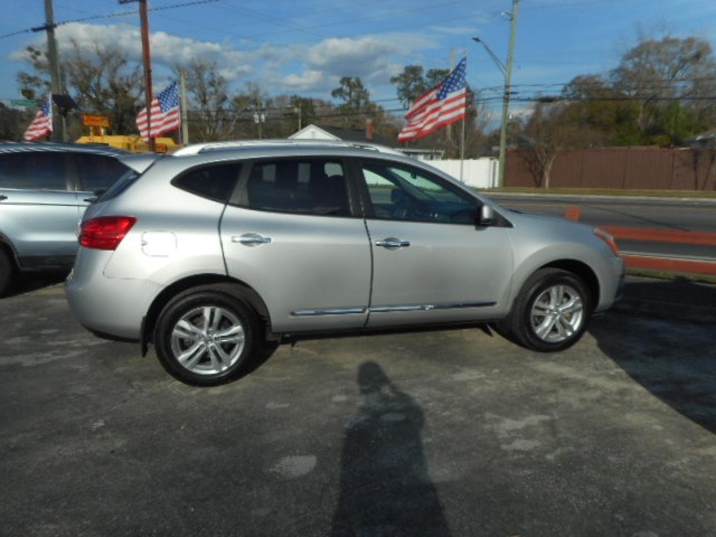 2013 SILVER NISSAN ROGUE S; SL; SV (JN8AS5MVXDW) , located at 1200 Cassat Avenue, Jacksonville, FL, 32205, (904) 695-1885, 30.302404, -81.731033 - Photo#4